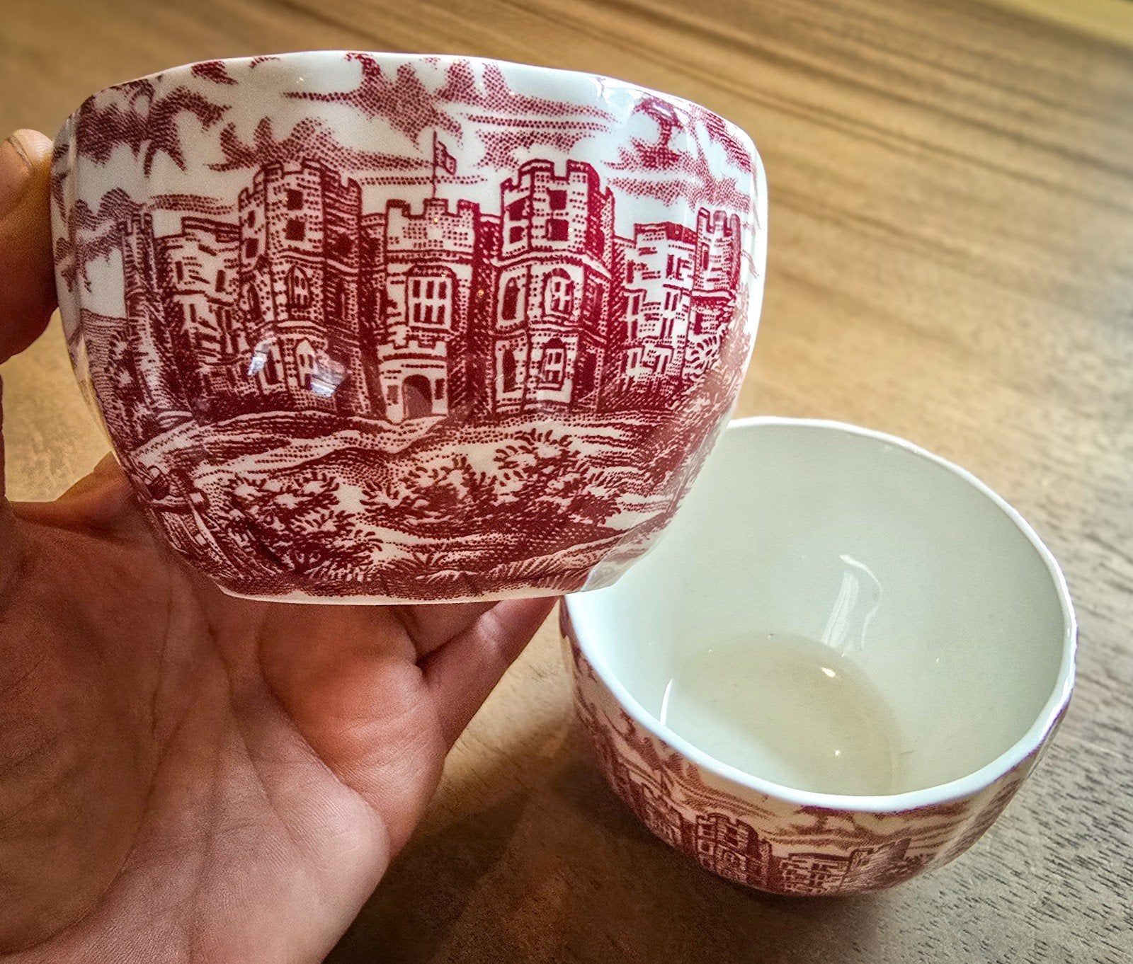 2 Vintage Engelse theekopjes zonder oor – Olde Country Castl, Antiek en Kunst, Ophalen of Verzenden