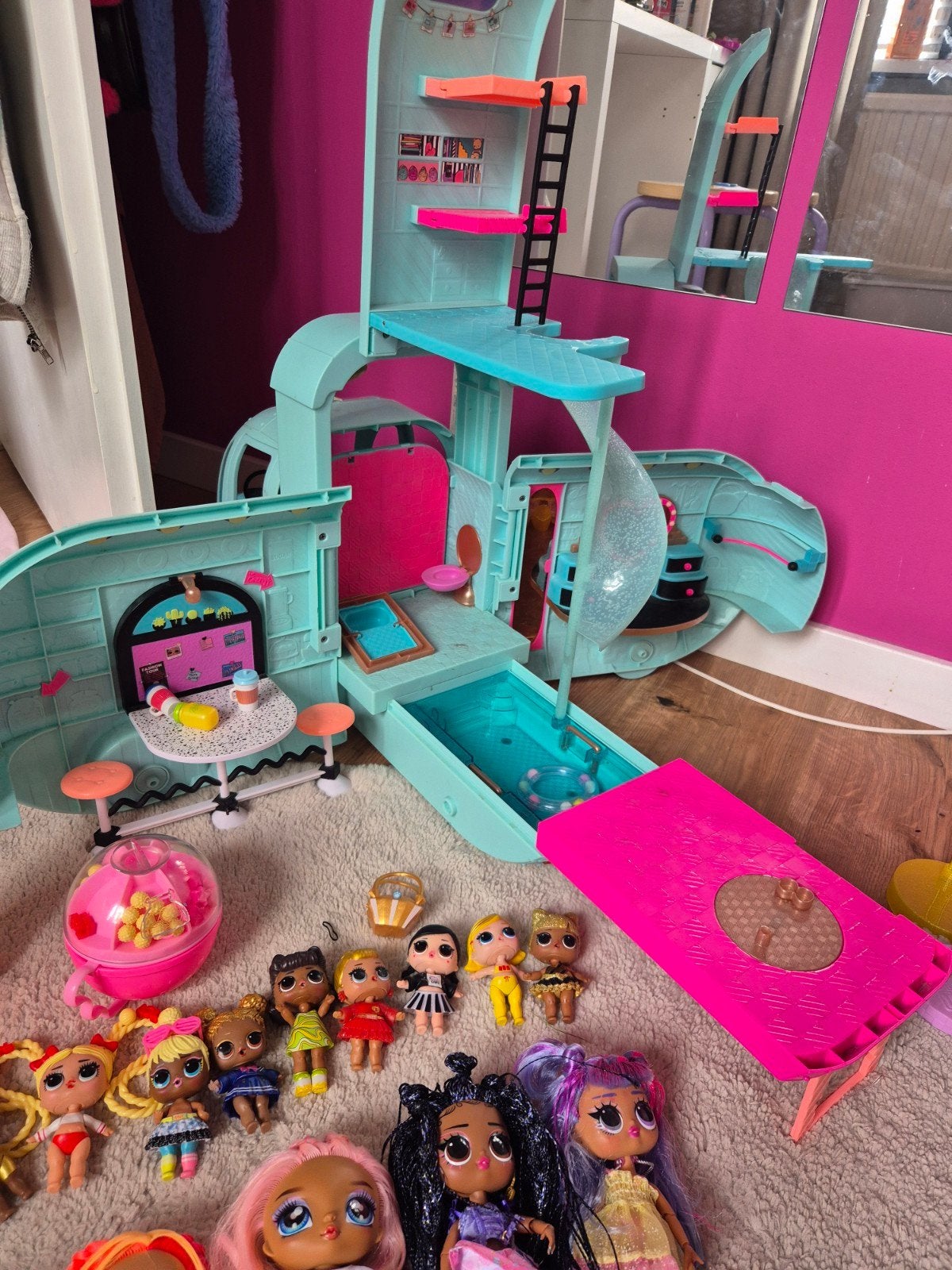 L.O.L.  Camper met heel veel LOL poppen en accessoires, Ophalen, Gebruikt, Poppenhuis