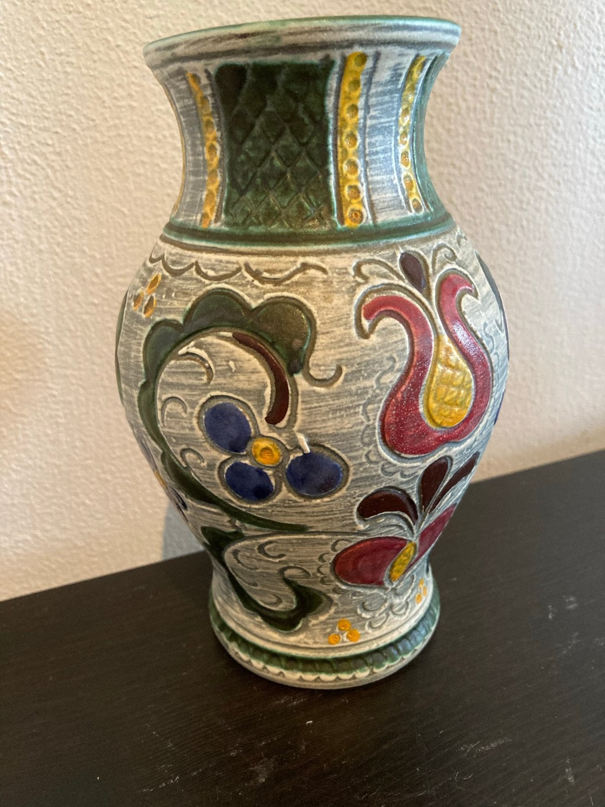 Gmunder Keramiek Vaasje 3082-2 Floraal Reliëf 18cm, Ophalen of Verzenden