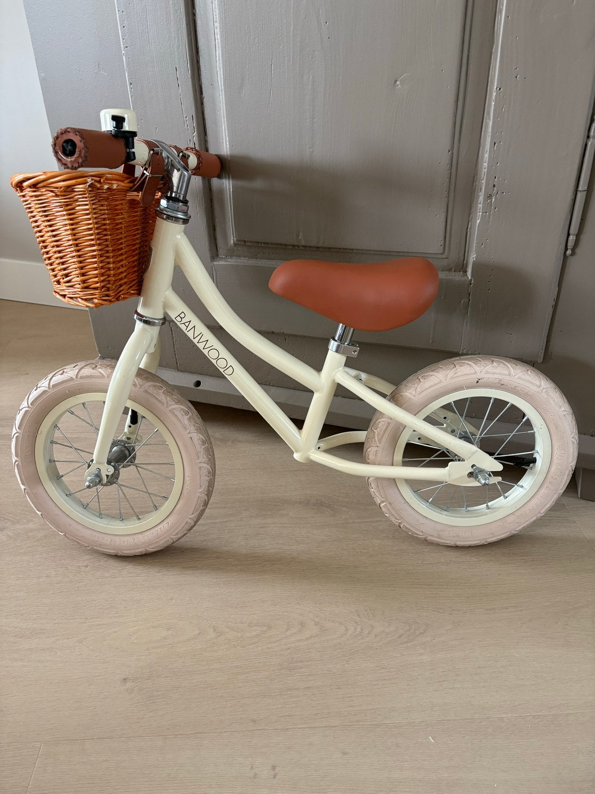 Banwood beige loopfietsje met mandje, Ophalen, Zo goed als nieuw, Loopfiets