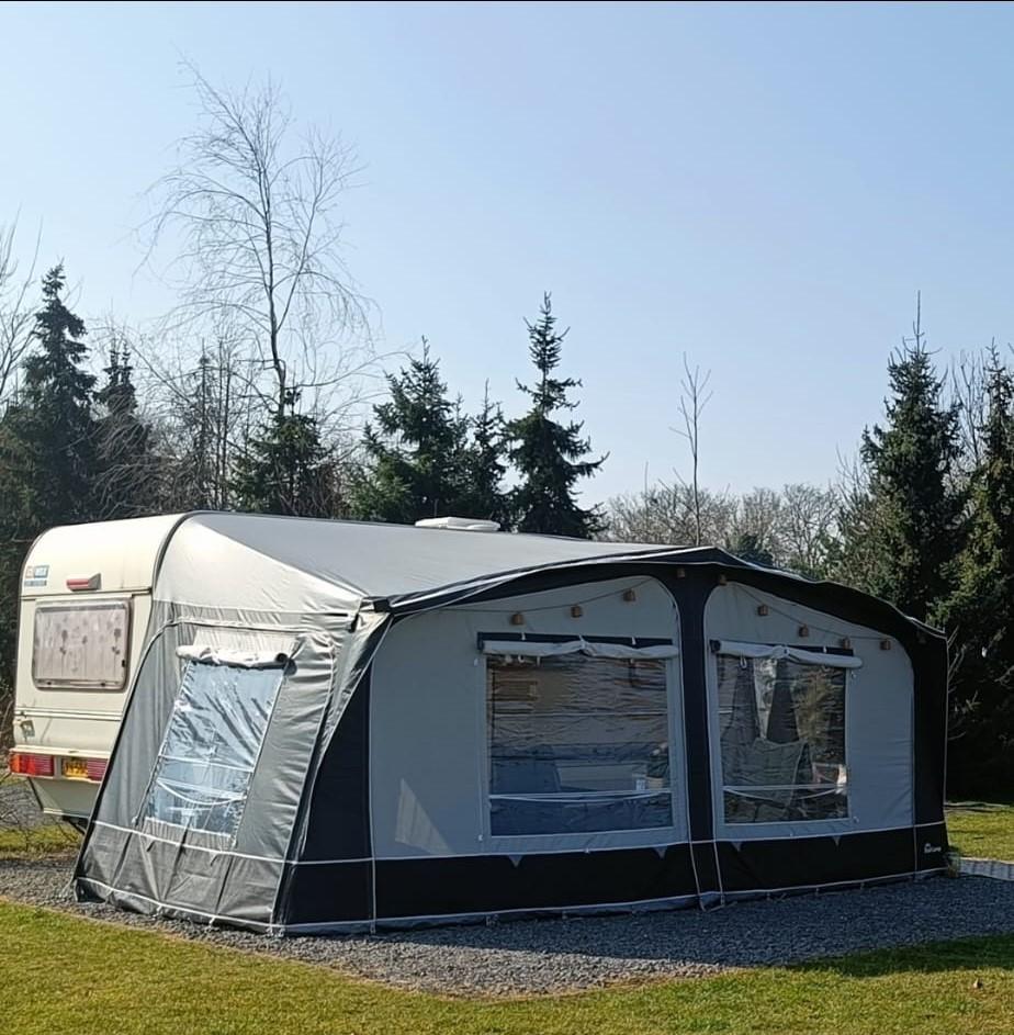 leuke Wilk de luxe caravan uit 1995 met dwars bed, Caravans en Kamperen, Caravans, Particulier, tot en met 4, 1000 - 1250 kg, Rondzit