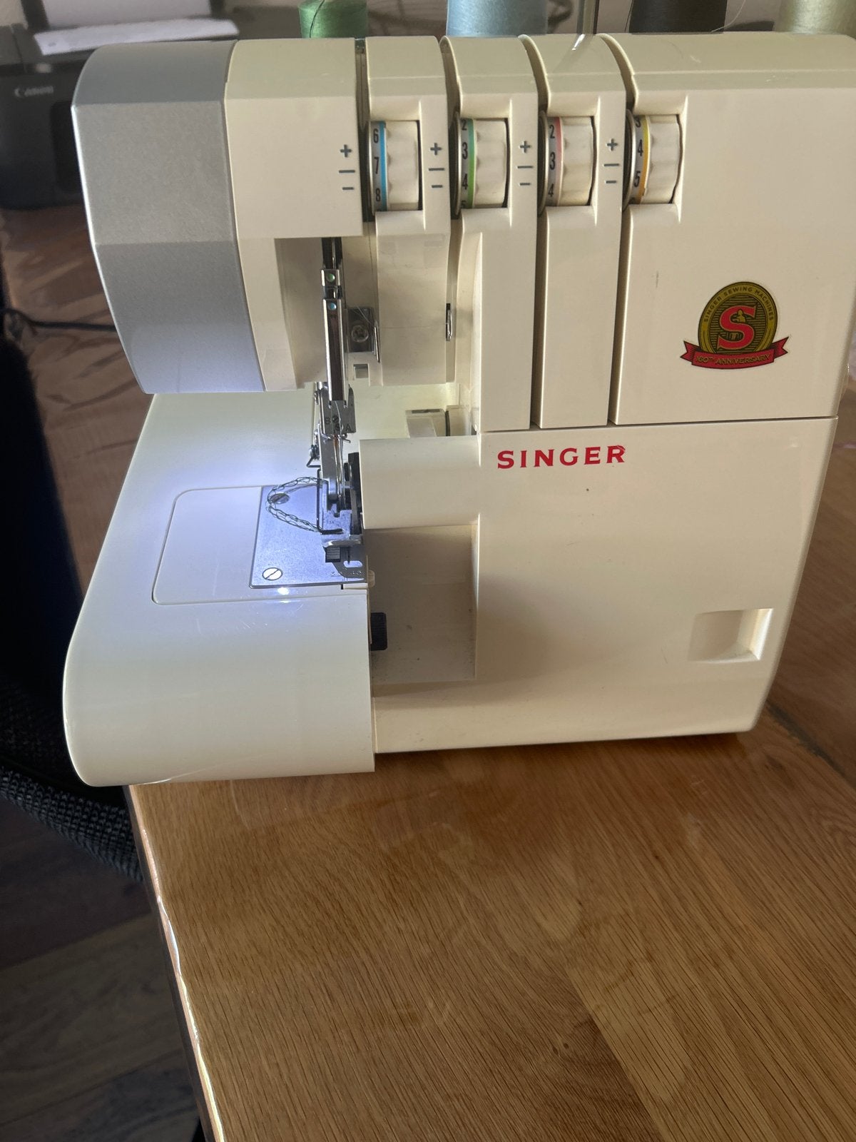 Singer Lockmachine - Zo goed als nieuw, Hobby en Vrije tijd, Naaimachines en Toebehoren, Ophalen of Verzenden, Zo goed als nieuw
