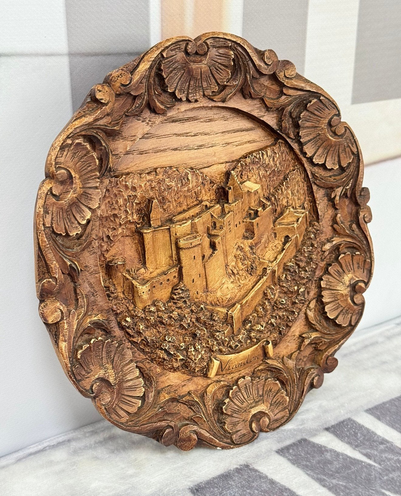 Vintage gesneden houten muurplaat plaquette Vianden kunst, Ophalen of Verzenden