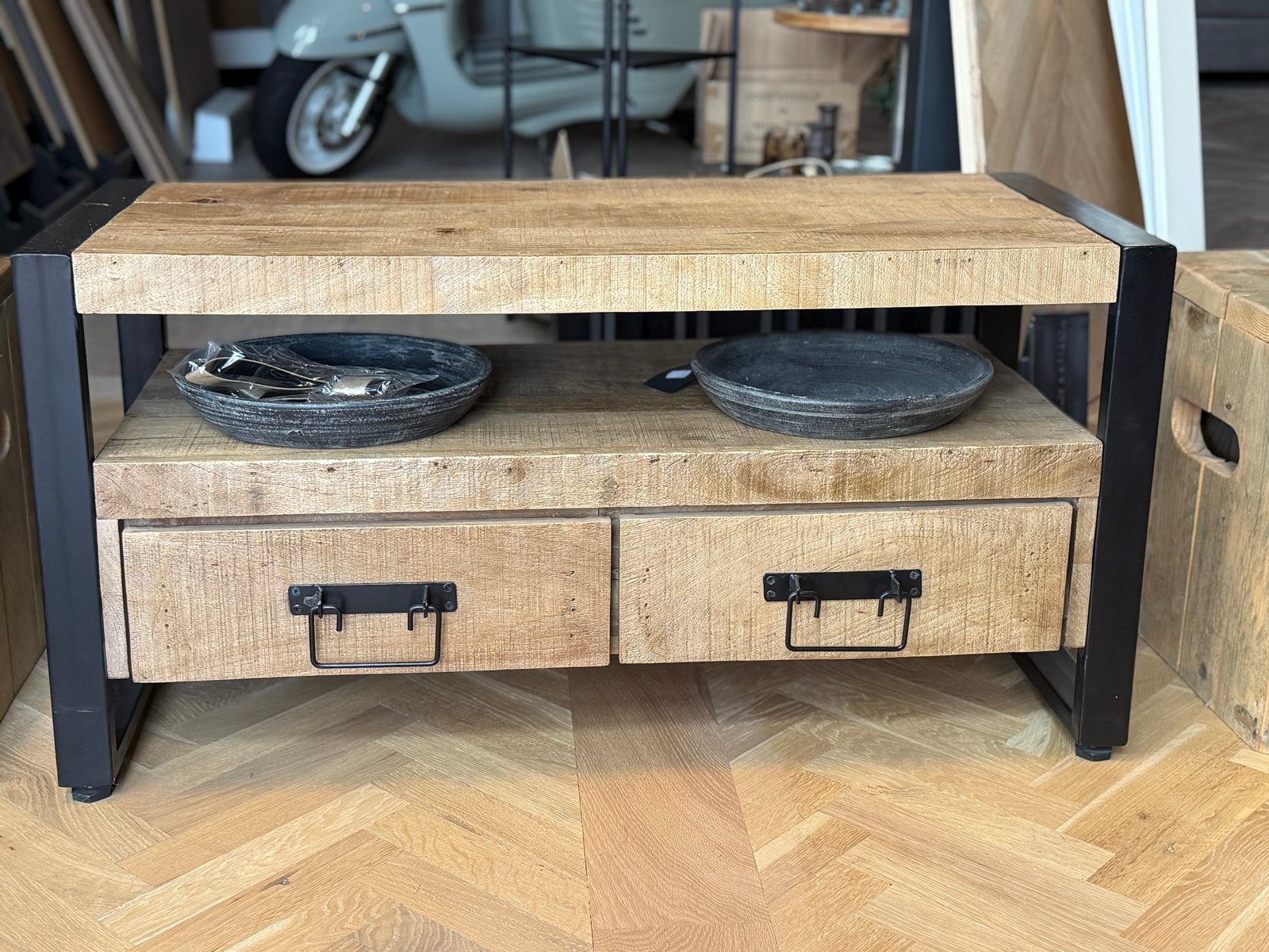 Mango Hout TV Meubel met Zwarte Poten en Grepen - 2 Lades, Ophalen, Gebruikt, 100 tot 150 cm, Minder dan 100 cm