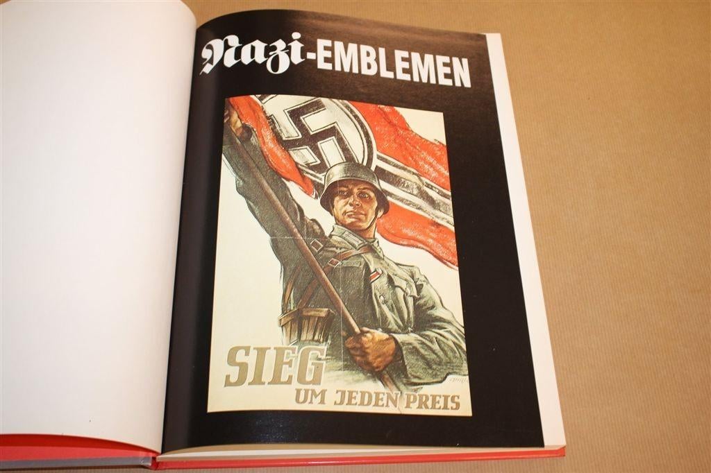 Nazi-Emblemen — WOII Insignes & Veel Foto’s 1993, Boeken, Ophalen of Verzenden, Tweede Wereldoorlog, Gelezen, Overige onderwerpen