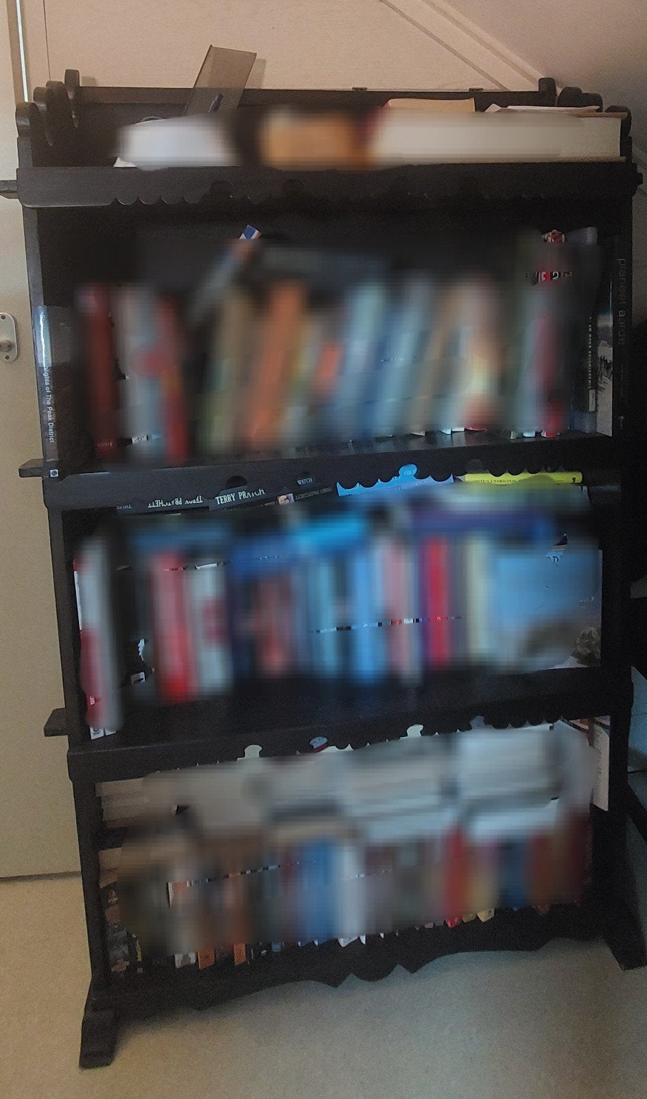 Zwart houten boekenkast met 3 planken, Ophalen, Met plank(en), Gebruikt, Klassiek