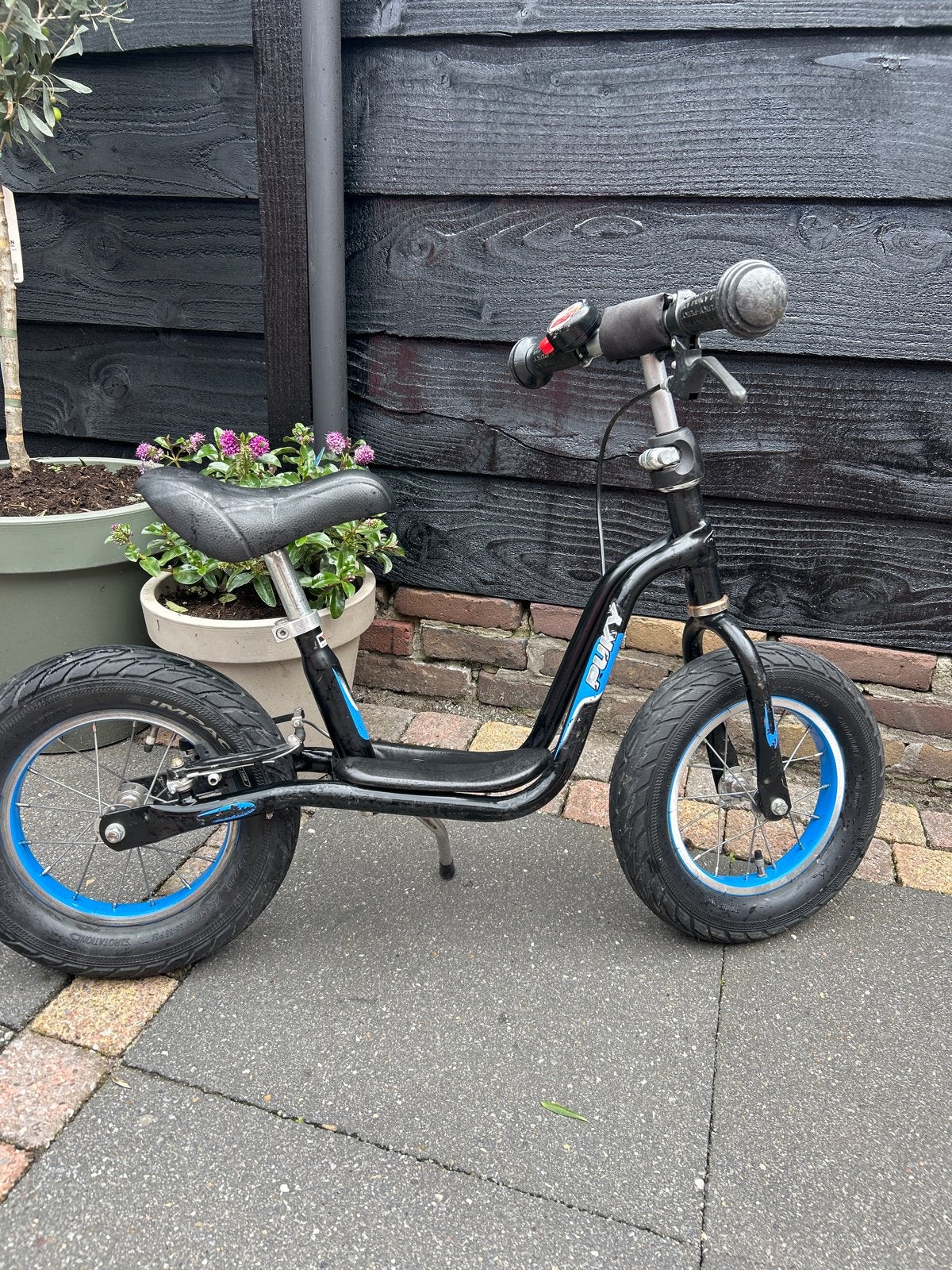 Puky loopfiets zwart-blauw - Zo goed als nieuw!, Ophalen, Zo goed als nieuw, Loopfiets