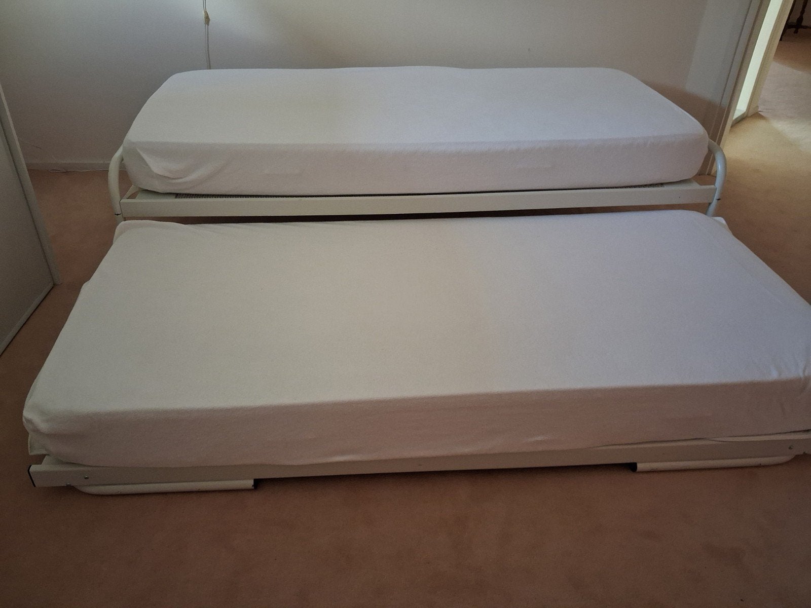 Uitschuifbaar bed met twee matrassen, Modern en functioneel, 90 cm, Wit, Tweepersoons