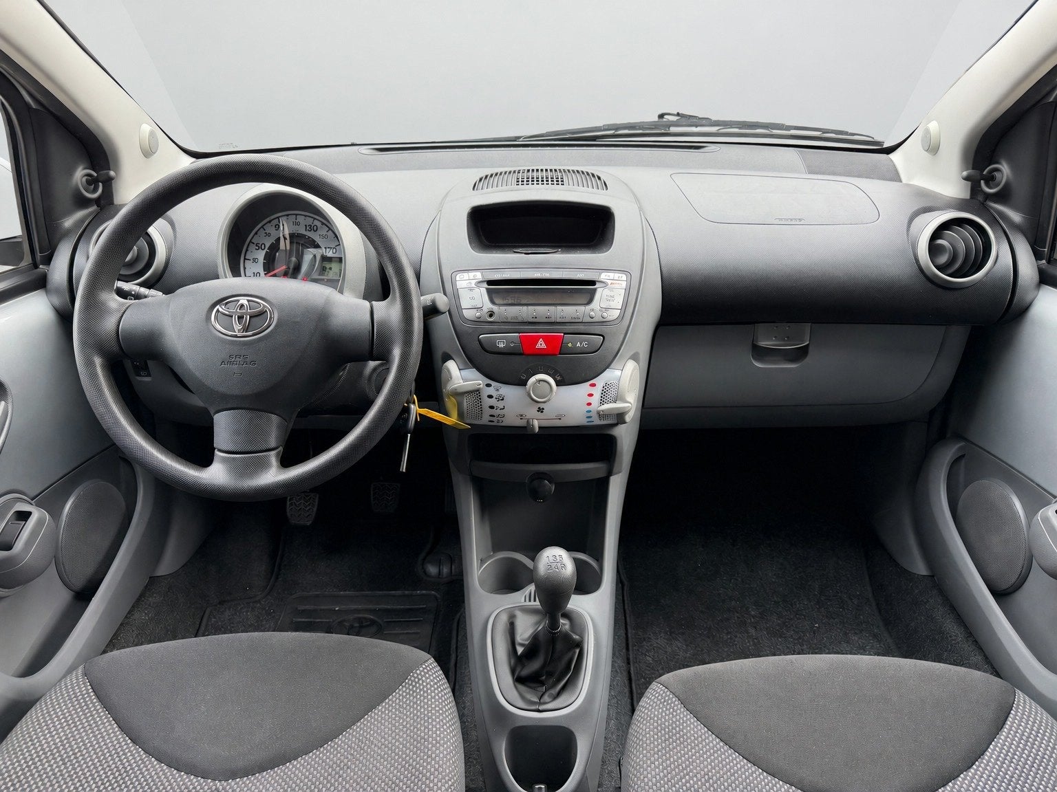 Toyota Aygo 1.0-12V Comfort||5-deurs|All-season banden|Airco, Voorwielaandrijving, Dealer onderhouden, Stof, Gebruikt
