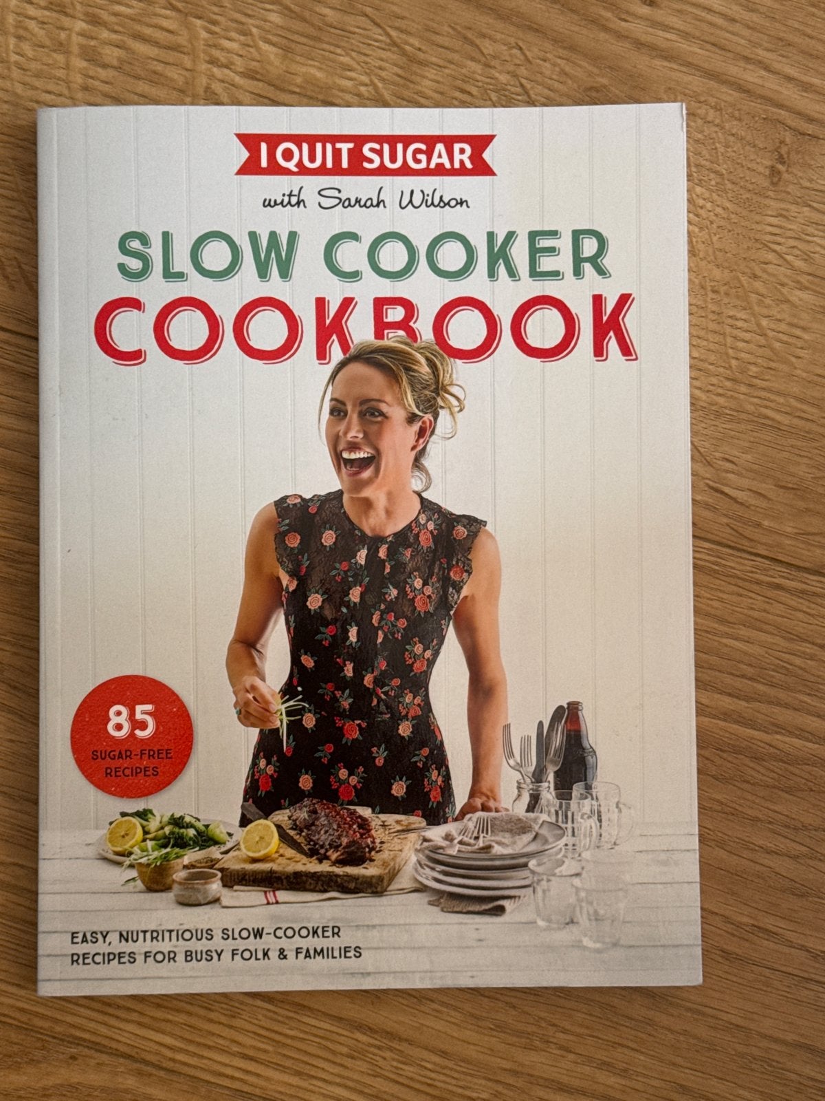I Quit Sugar with Sarah Wilson: Slow Cooker Cookbook, Hoofdgerechten, Ophalen of Verzenden, Zo goed als nieuw, Gezond koken