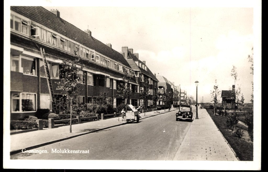 Groningen, Molukkenstraat met Citroën Traction Avant,  1952, Verzamelen, Verzenden, 1940 tot 1960, Gelopen, Groningen