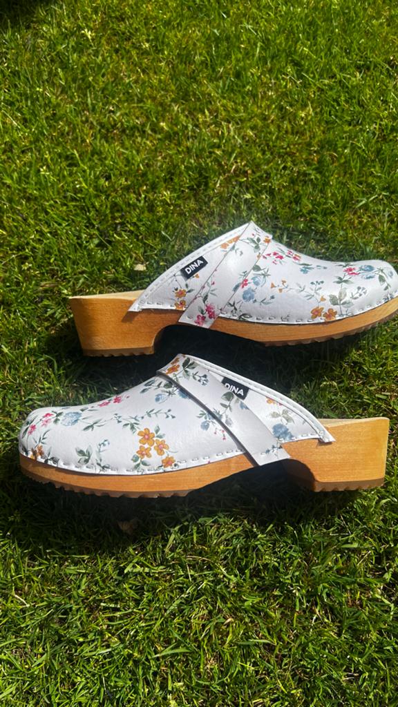 Dina Klompen met Bloemenprint - Maat 41, Kleding | Dames, Schoenen, Ophalen of Verzenden, Zo goed als nieuw, Wit, Overige typen