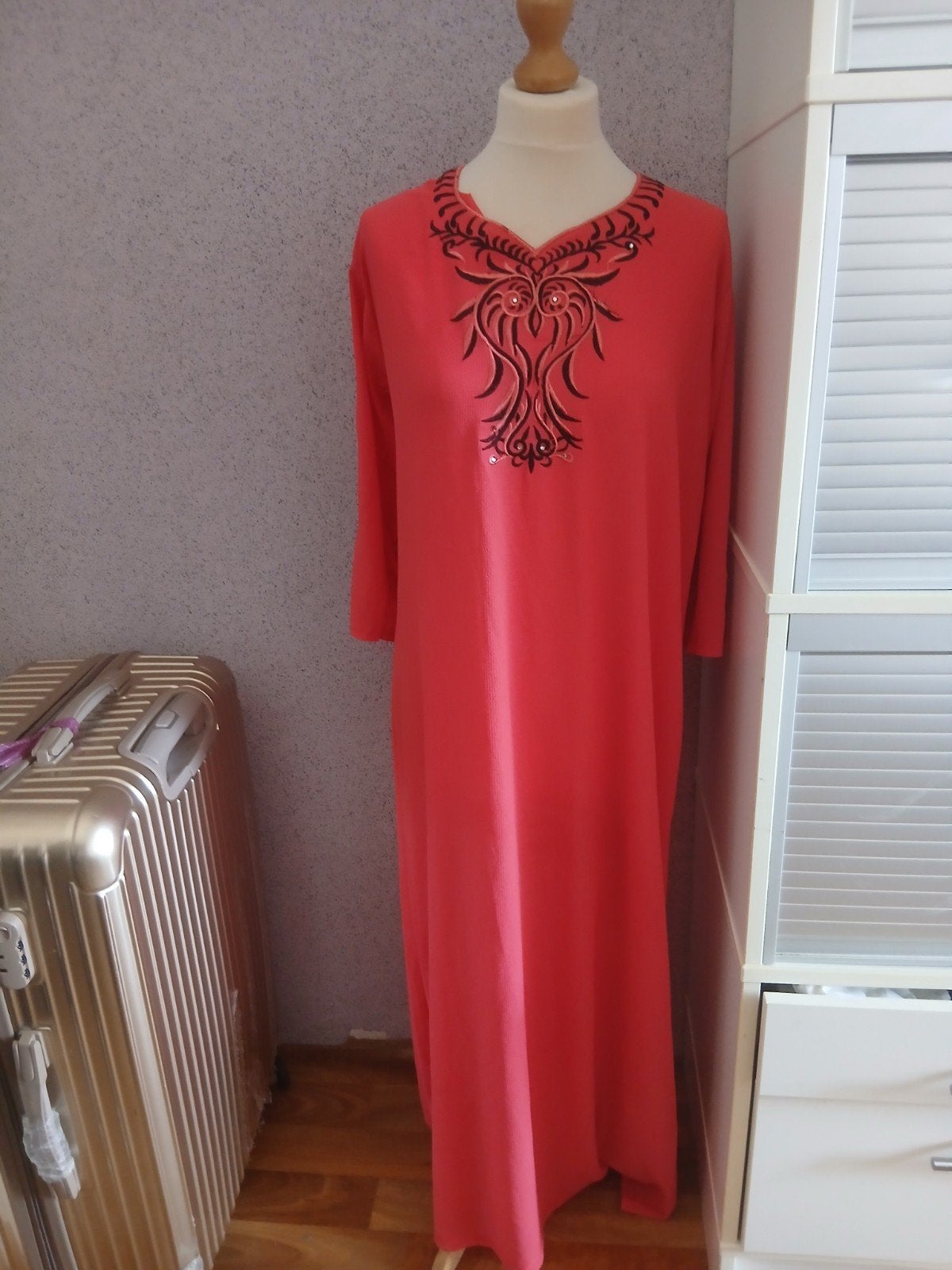 Elegante koraalkleurige jurk met borduursel, Maat 42/44 (L), Ophalen of Verzenden, Onbekend, Zo goed als nieuw