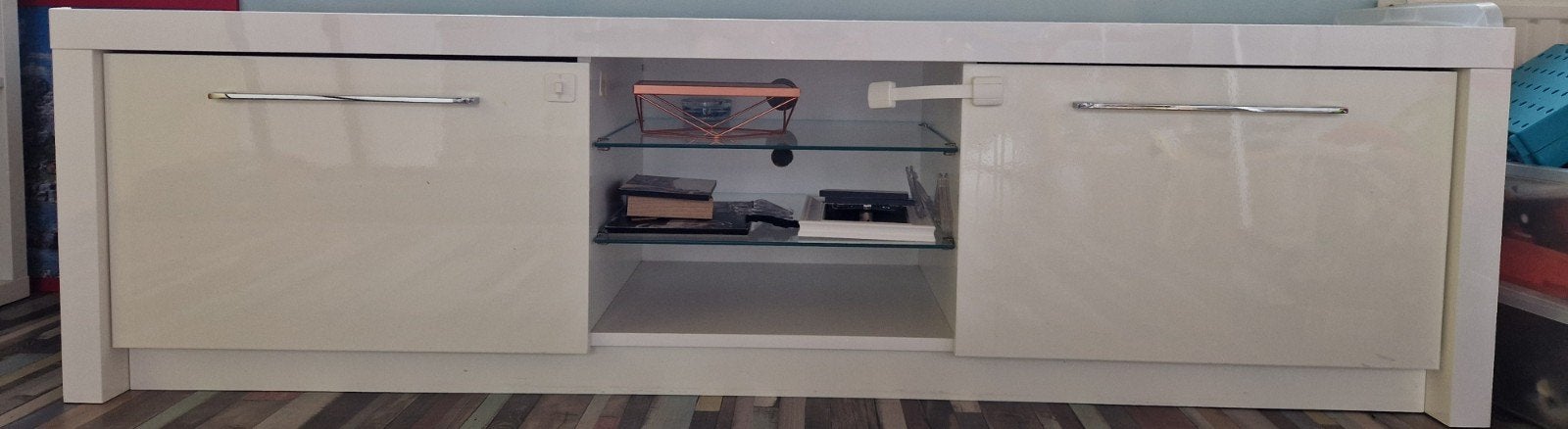 Moderne witte tv-meubel met opbergruimte, Huis en Inrichting, Kasten | Televisiemeubels, Gebruikt, Minder dan 100 cm, 150 tot 200 cm