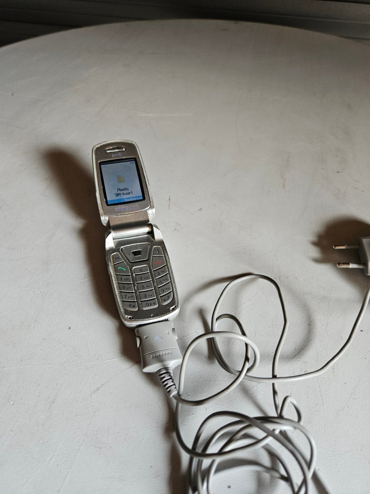 Oude Samsung klaptelefoon met oplader - Gebruikt, Telecommunicatie, Gebruikt, Overige modellen, Wit, Overige systemen