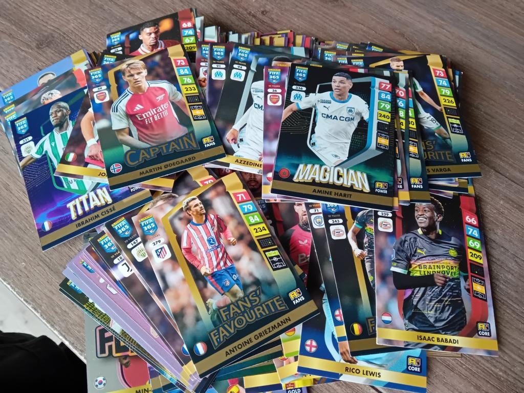 Fifa 365 adrenalyn panini kaartjes 2025, Hobby en Vrije tijd, Stickers en Plaatjes, Ophalen of Verzenden, Zo goed als nieuw, Meerdere plaatjes