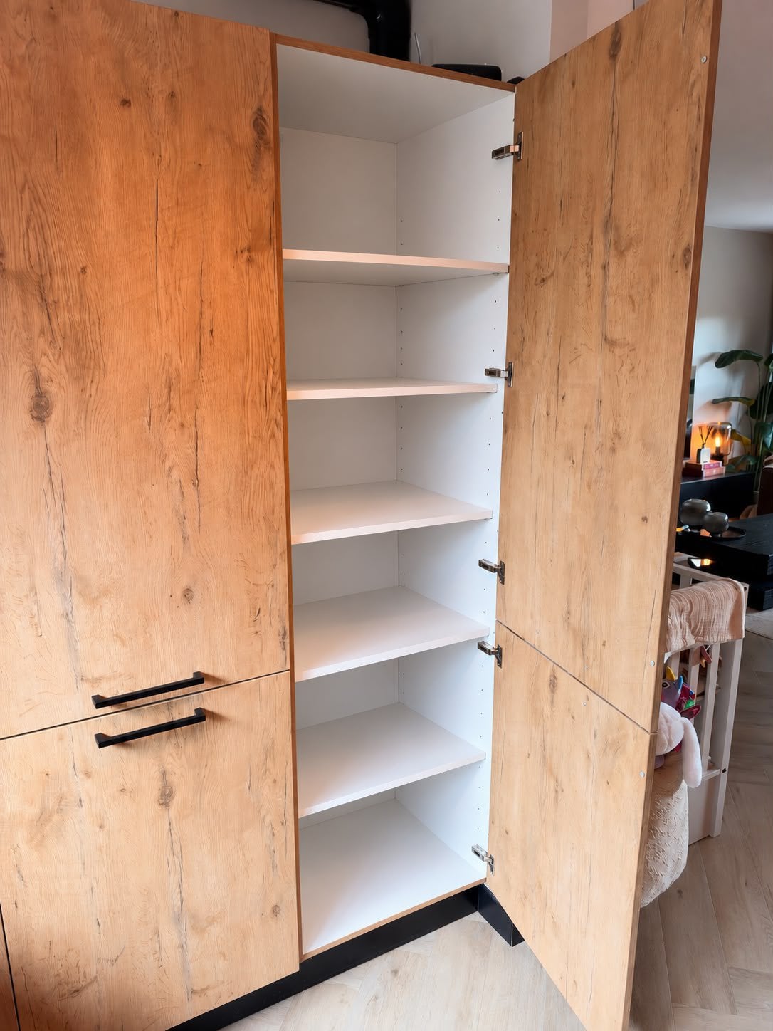 Foto 5 van Rustiek eiken U keuken met gasoven en koel/vriescombinatie