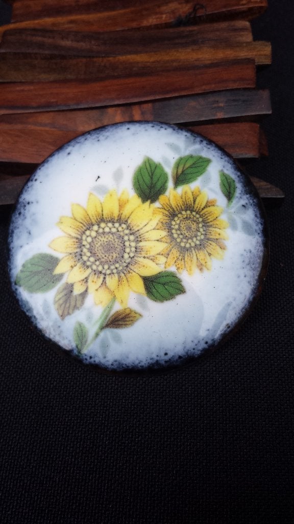 Geëmailleerde BROCHE Ø 5 cm SUNFLOWERS <> Flower Power 70th, Ophalen of Verzenden