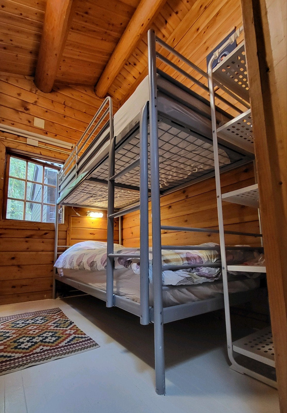 Stevig Ikea Svärta stapelbed (met 2 Hovag matrassen), Ophalen, 90 cm, 160 tot 180 cm, Tweepersoons