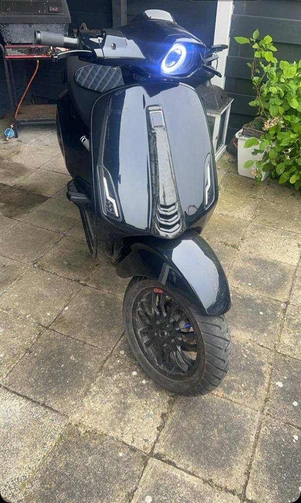 Vespa sprint akrapovic, Fietsen en Brommers, Scooters | Vespa, Gebruikt, Overige modellen, Maximaal 45 km/u, Benzine, Ophalen