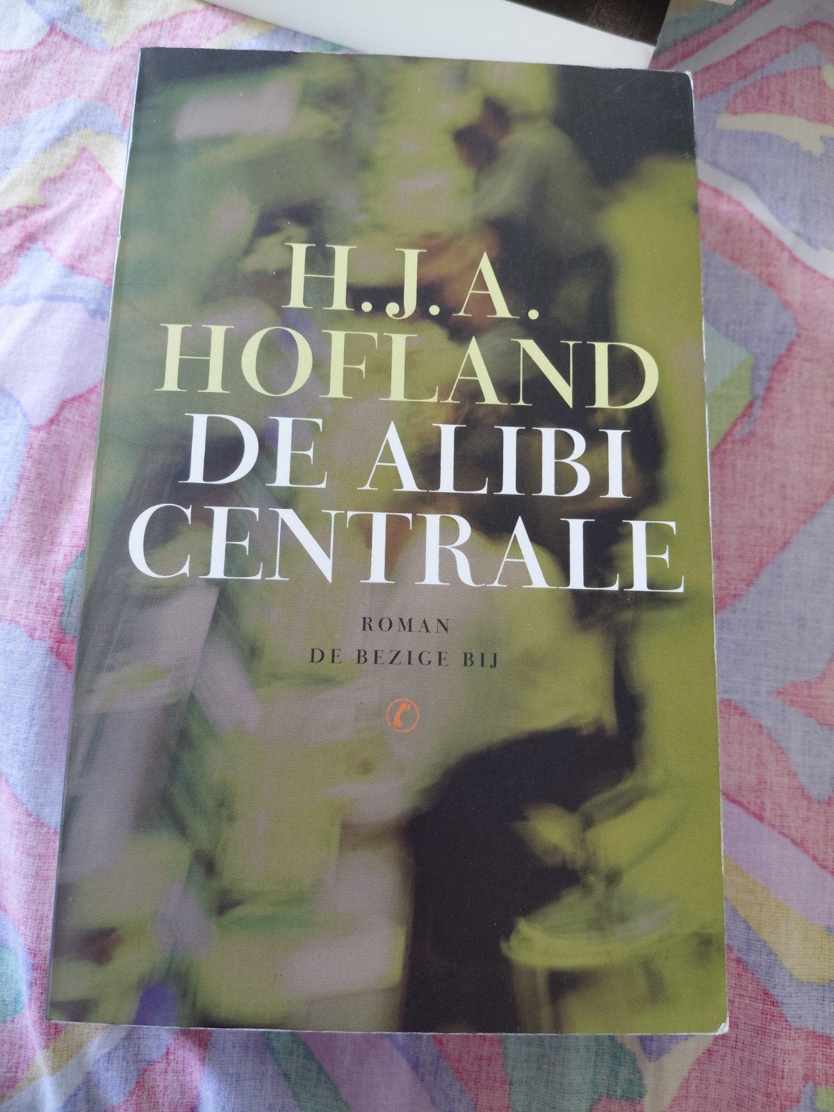 H.J.A. Hofland - De Alibi Centrale - Roman, Boeken, Romans, Gelezen, Nederland, Ophalen of Verzenden