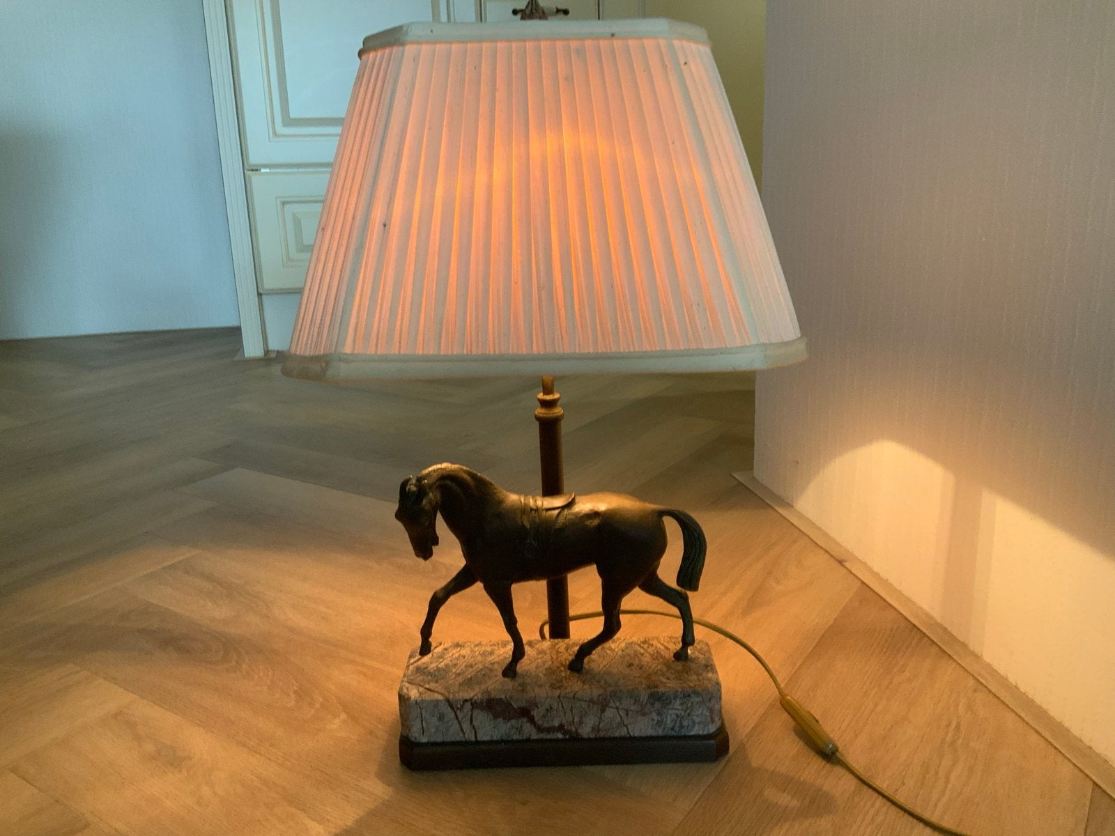 Vintage tafellamp met paardenbeeld en marmeren voet, Ophalen