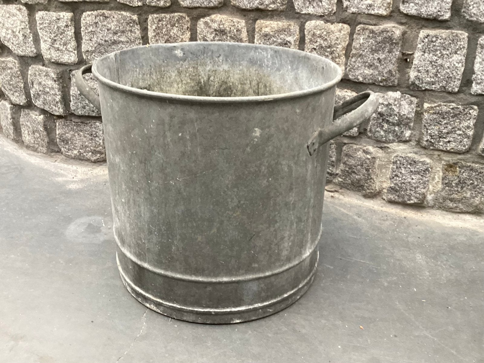Leuke, zinken teil rond met handvaten in goede staat, Ophalen