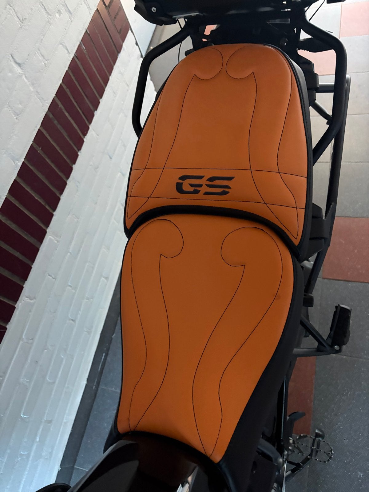 Comfortabel oranje motorzadel voor BMW GS, Ophalen of Verzenden, Zo goed als nieuw