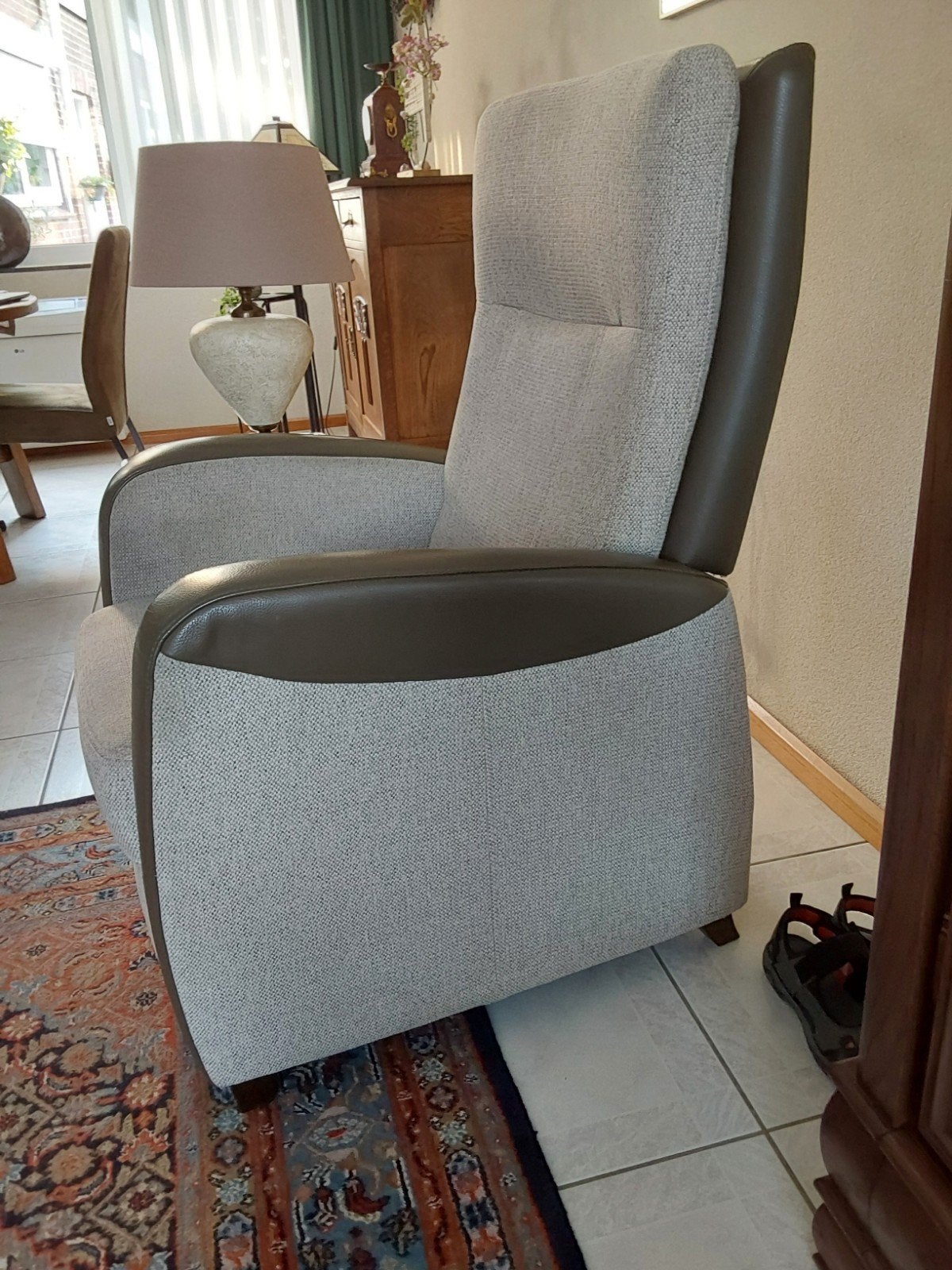 Comfortabele relaxfauteuil stof en leer, Ophalen, 75 tot 100 cm, Zo goed als nieuw, Modern, comfortabel