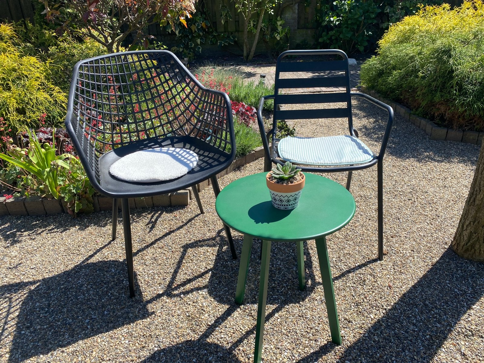 Balkonset/Terrasset: 2 zwarte stoelen, groen tafeltje, Overige materialen, Bijzettafel, Zo goed als nieuw, Tuinset