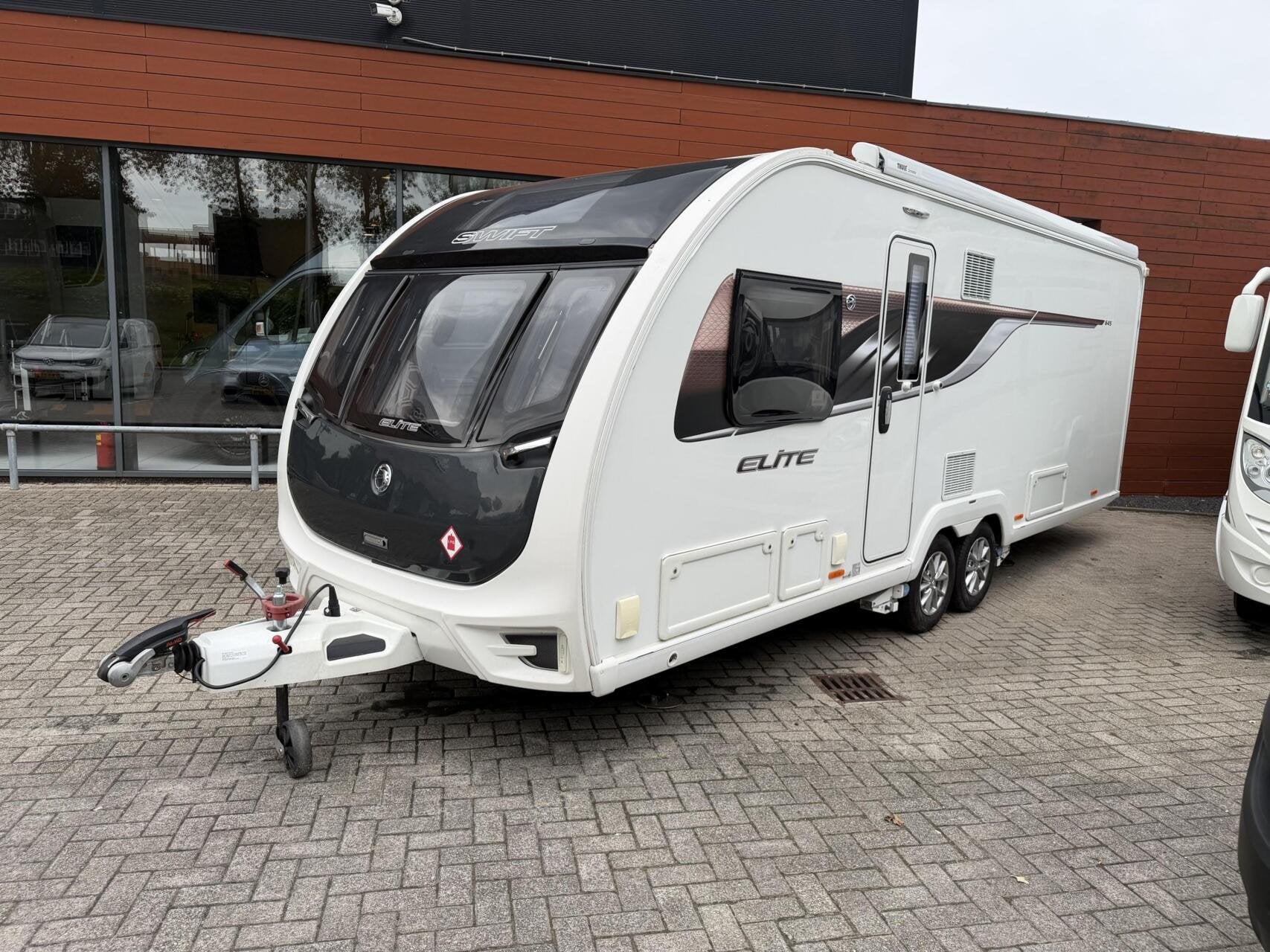 Swift Elite 645 Levelsysteem Mover Luifel Zonnepaneel Oven, Caravans en Kamperen, Caravans, 7 tot 8 meter, Bedrijf, Swift, Tot en met 4