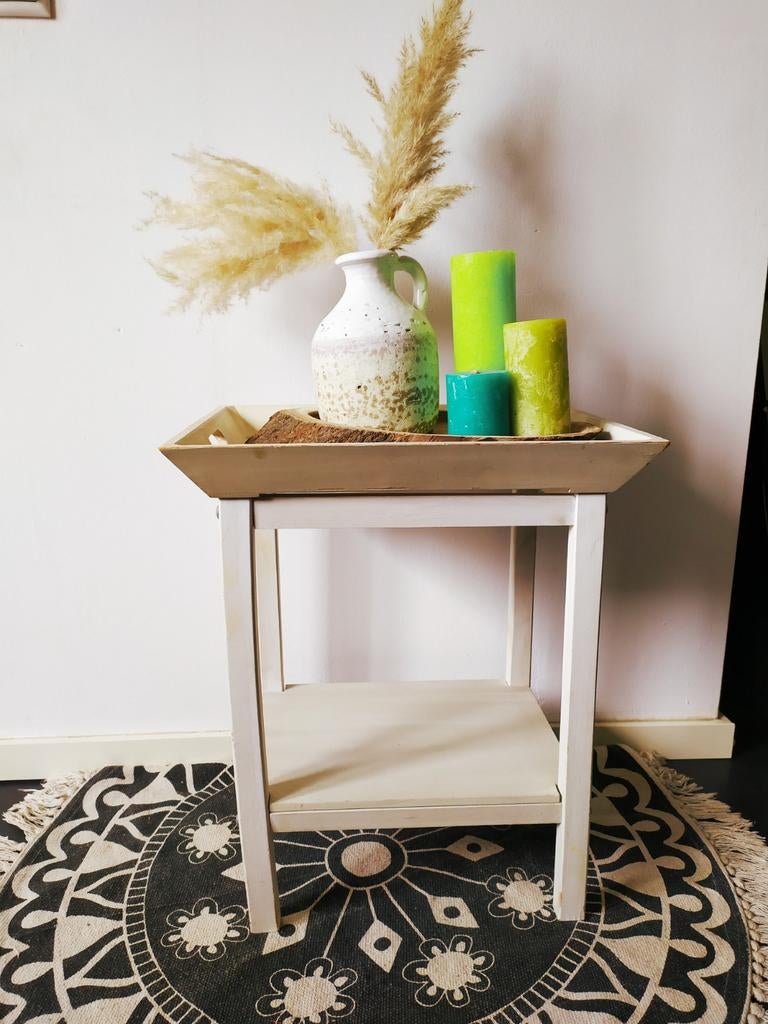 Brocante witte bijzettafeltje met afneembare dienblad, Huis en Inrichting, Tafels | Sidetables, Ophalen of Verzenden, 25 tot 50 cm