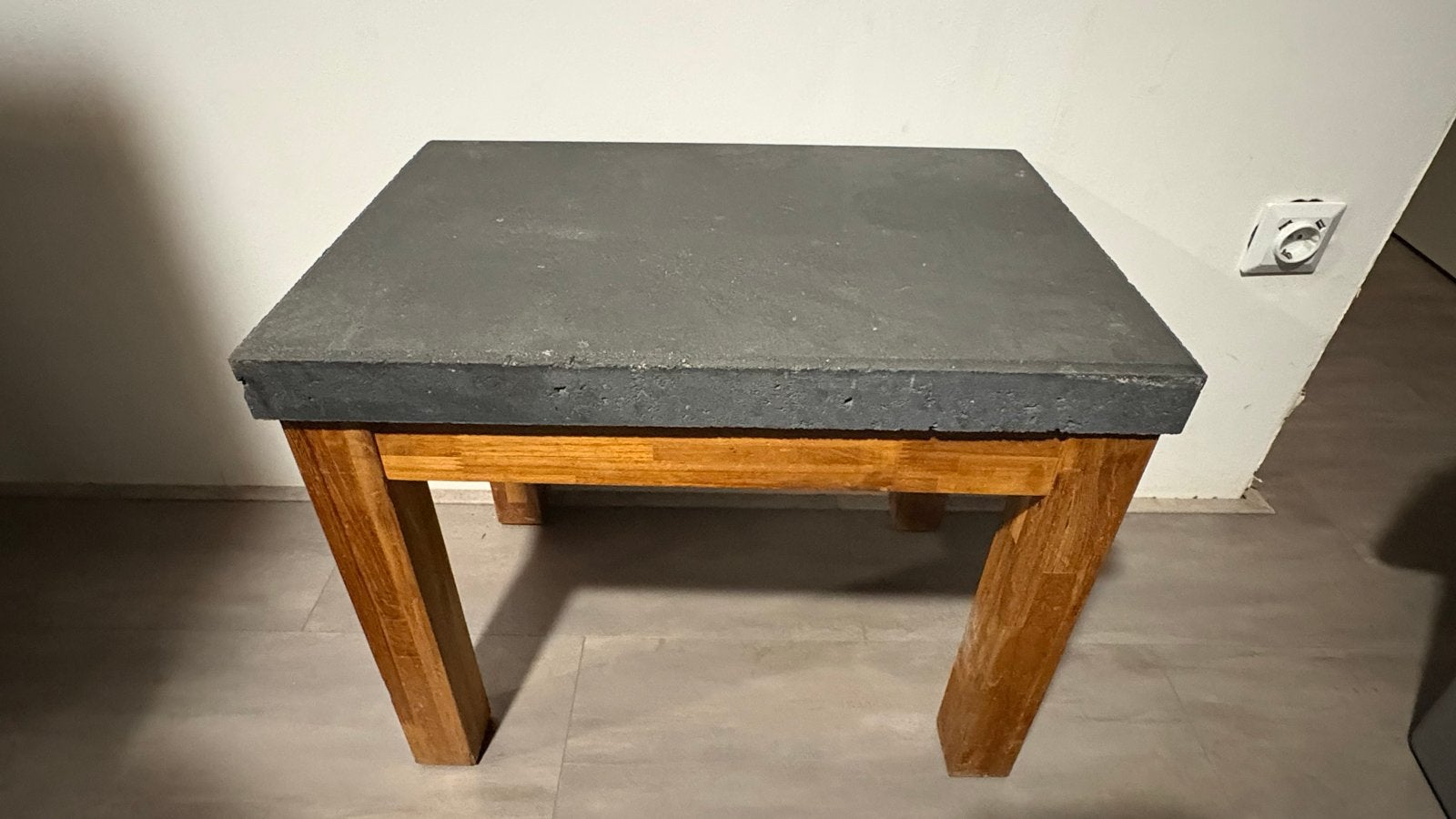 2x Teakhouten salontafel/bijzettafel met beton tafelblad, Ophalen, Minder dan 50 cm, Gebruikt, 50 tot 100 cm