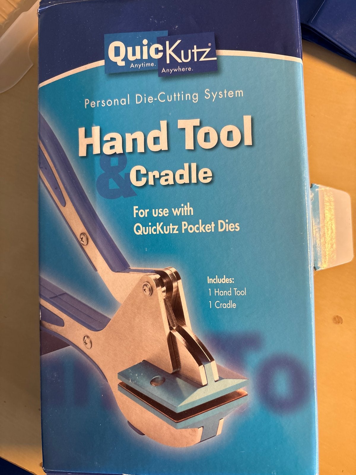 QuicKutz Hand Tool & Cradle met Empire alfabet stansen, Hobby en Vrije tijd, Ophalen of Verzenden, Zo goed als nieuw