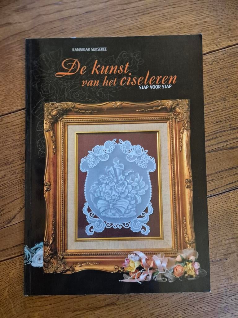 De kunst van het ciseleren - Stap voor stap, Boeken, Ophalen of Verzenden, Zo goed als nieuw, Overige onderwerpen, Kannikar Suksuree