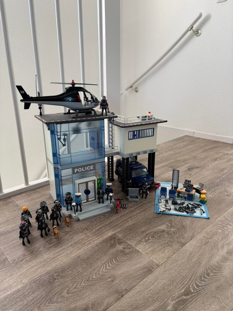 Politiebureau + helikopter + arrestatieteam +  extra’s, Ophalen of Verzenden, Zo goed als nieuw, Complete set