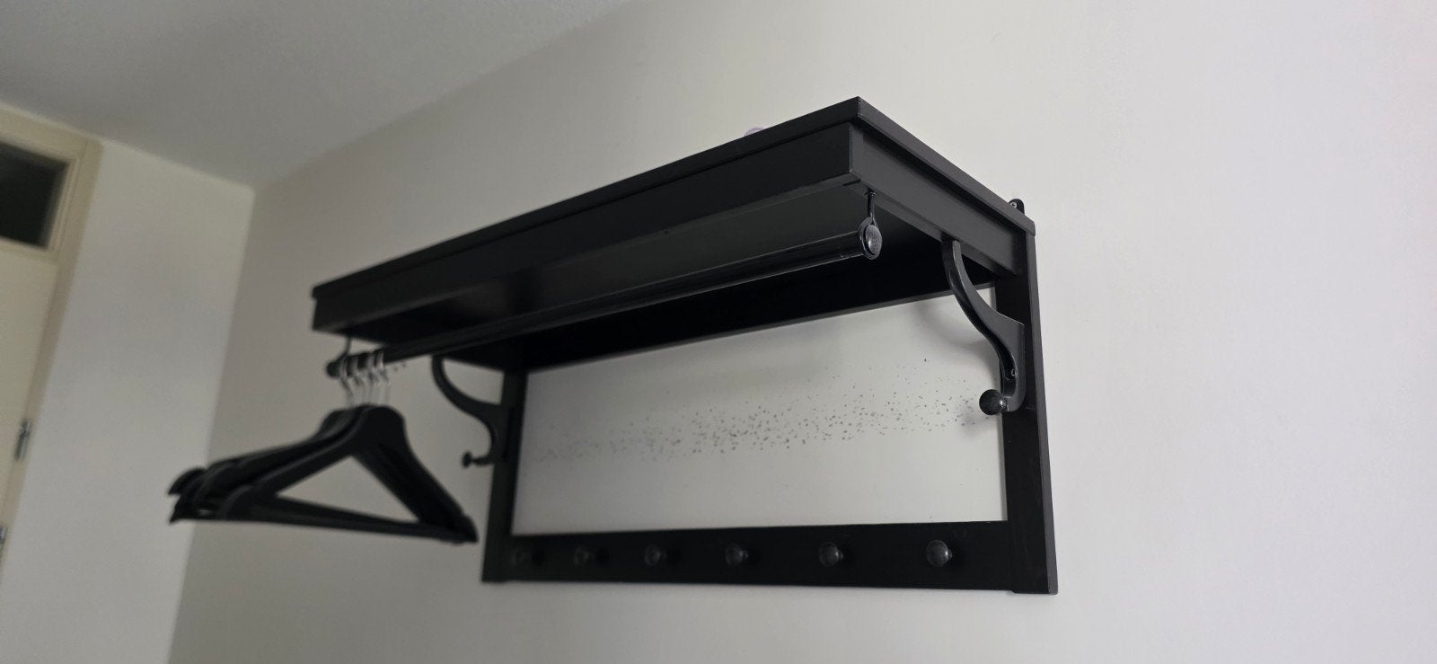 Hemnes zwarte wandkapstok, Huis en Inrichting, Woonaccessoires | Kapstokken, Gebruikt, Minder dan 100 cm, Metaal, Ophalen