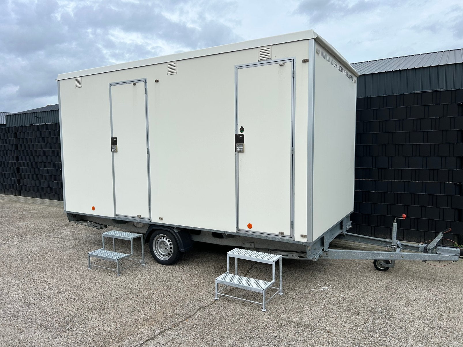 Te huur mobiele douchewagen met 2 douches en toilet, Info@vanderheijdenverhuur.nl, Van der Heijden Verhuur, Verzenden, 5421WN