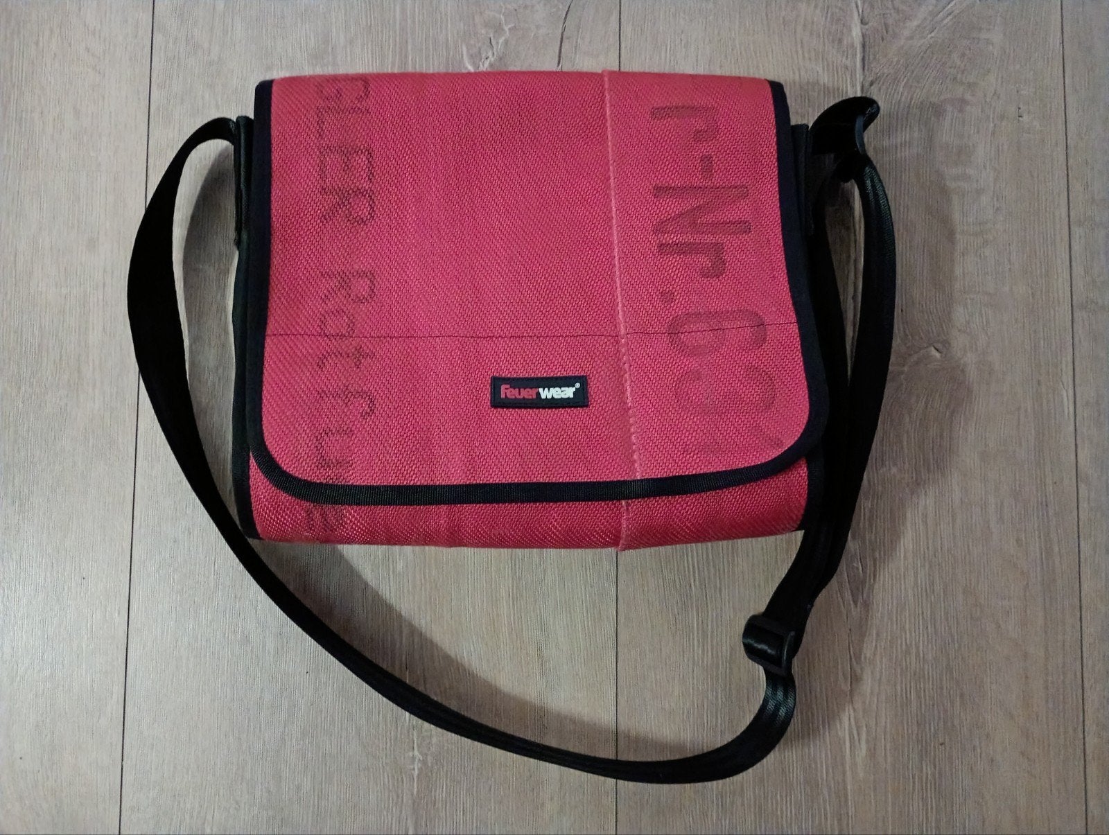 Feuerwear Messenger Tas - Rood, Gerecycled Brandweerslangen, Sieraden, Tassen en Uiterlijk, Tassen | Schoudertassen, Ophalen of Verzenden