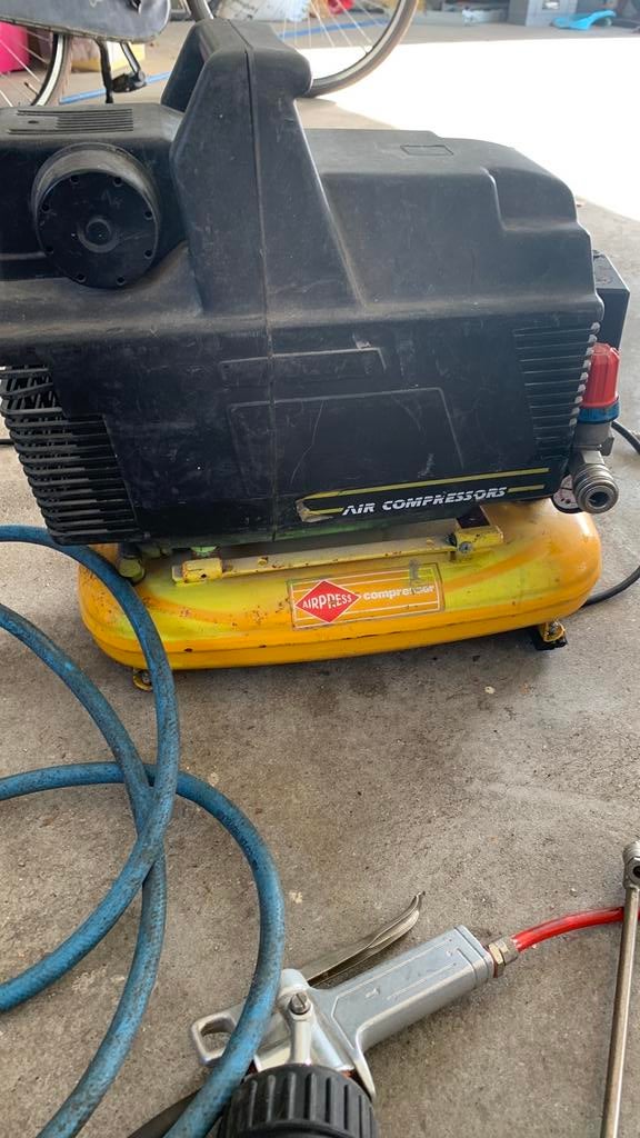 Compressor airpress met toebehoren, Doe-het-zelf en Verbouw, Compressors, Minder dan 25 liter, Ophalen of Verzenden, Zo goed als nieuw