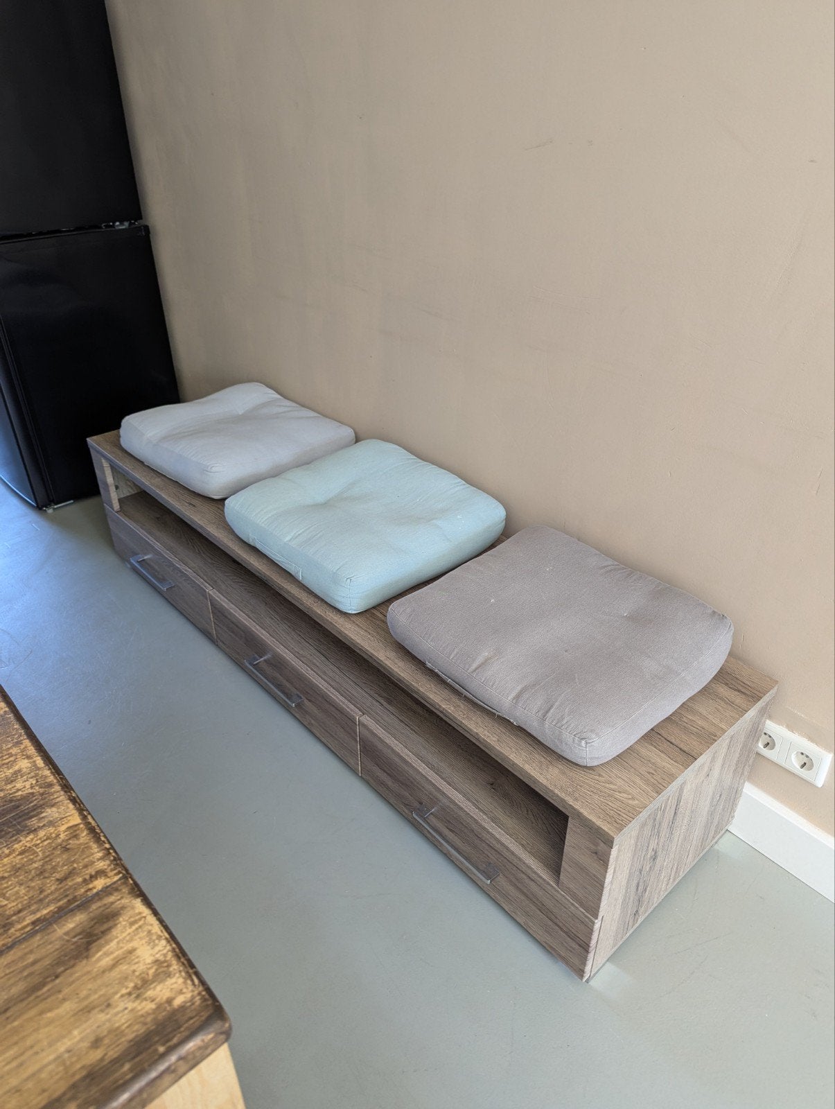 Multifunctionele bank/TV-meubel met kussens en lades, Huis en Inrichting, Stoelen, Ophalen, Overige kleuren, Drie, Zo goed als nieuw