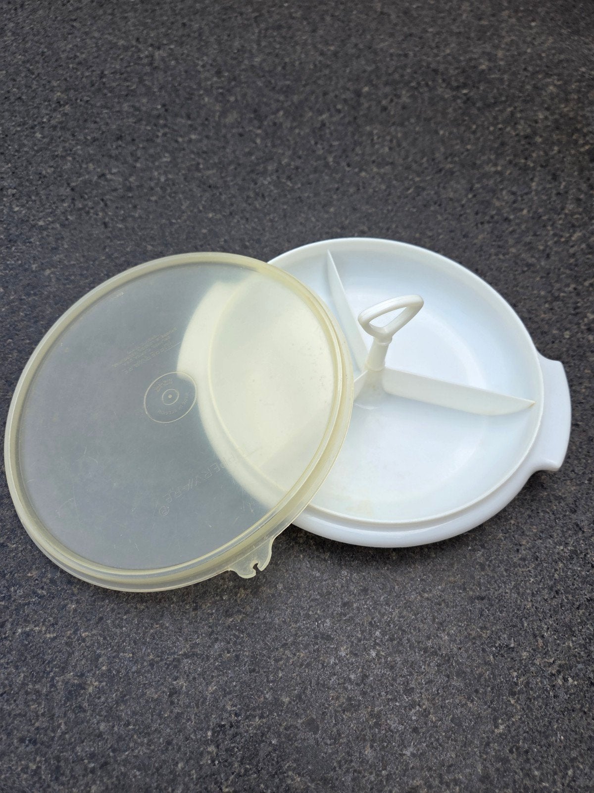 Vintage Tupperware serveerschaal met deksel, Huis en Inrichting, Keuken | Tupperware, Gebruikt, Schaal, Wit, Crème, Ophalen of Verzenden