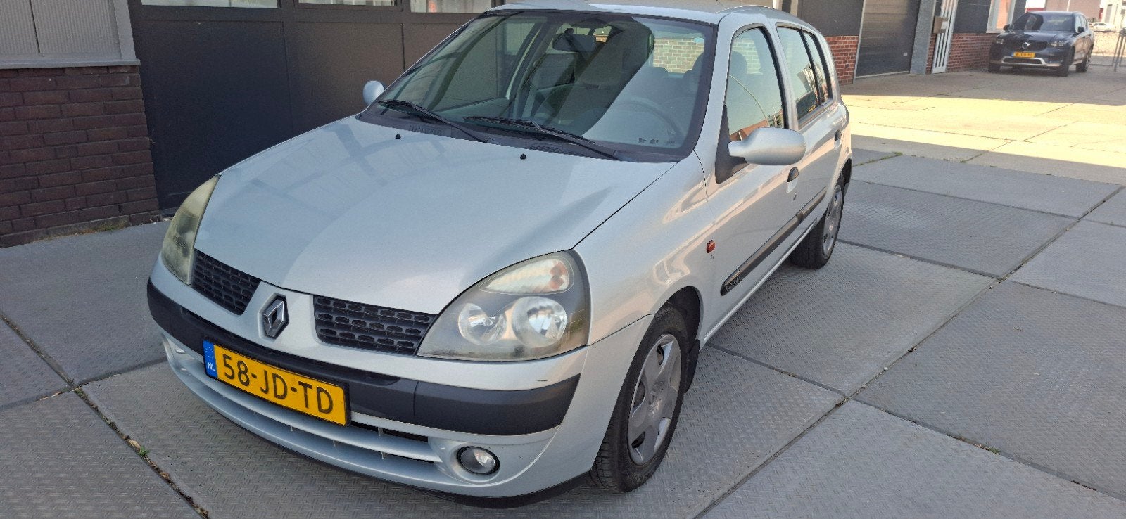 Renault Clio 1.4 16V 5DR 2005 2002 Grijs, Auto's, Voorwielaandrijving, 40 €/maand, 4 cilinders, Handgeschakeld