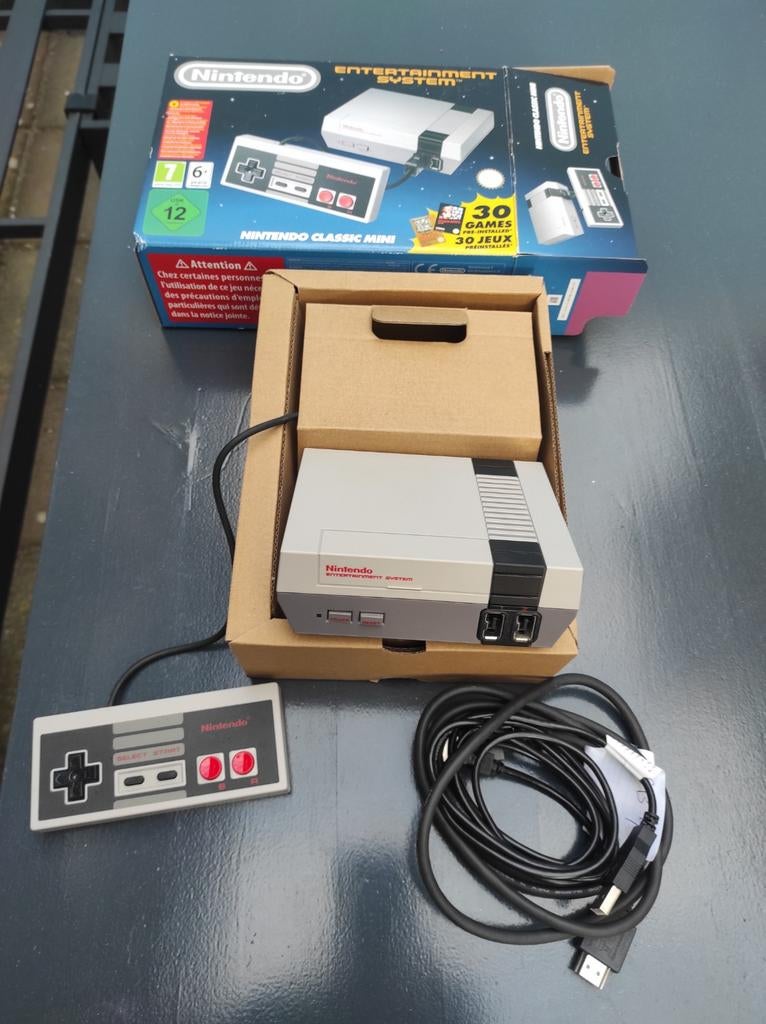 Nintendo classic mini NES, Spelcomputers en Games, Spelcomputers | Nintendo NES, Ophalen of Verzenden, Zo goed als nieuw, Met 1 controller