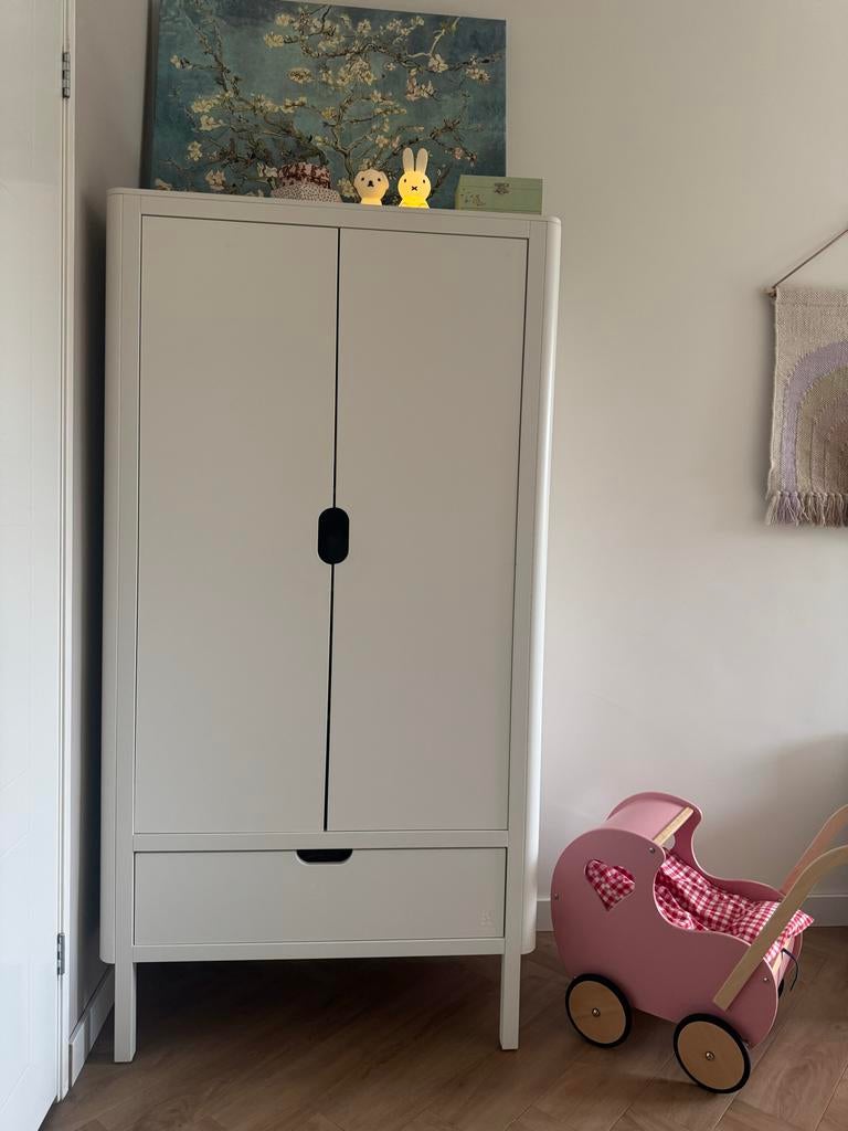 Grote Sebra Kledingkast - twee deuren + lade, Ophalen, Kast, 50 tot 70 cm, 105 cm of meer