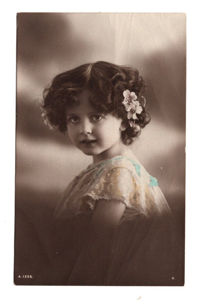 Oude Ansichtkaart Meisje met Bloemen Fotokaart A.1256, Ophalen of Verzenden, Voor 1920, Gelopen, Overige thema's