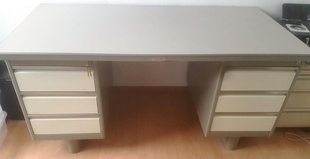 Metalen bureau met 2 ladenblokken, Huis en Inrichting, Bureaus, Ophalen, Metaal, Zo goed als nieuw, Industrieel