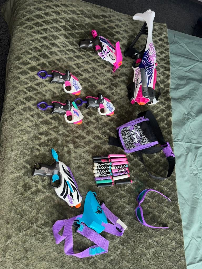 Nerf Rebelle set compleet met pijltjes en accessoires, Ophalen, Gebruikt