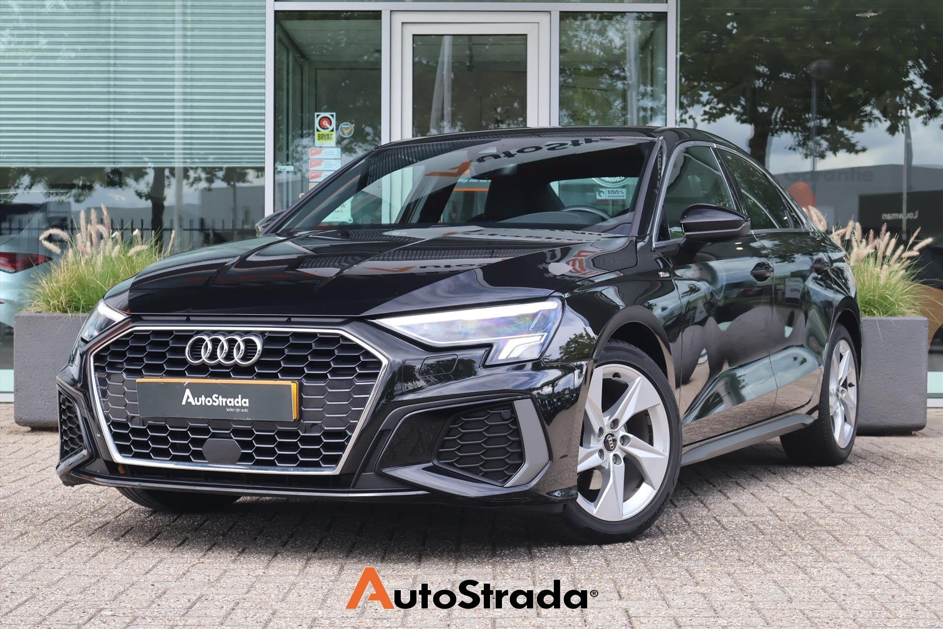 Audi A3 Limousine 30 TFSI S-Line 110pk | Climate | Cruise |, Auto's, Gebruikt, Met garantie (alle), Leder en Stof, Zwart