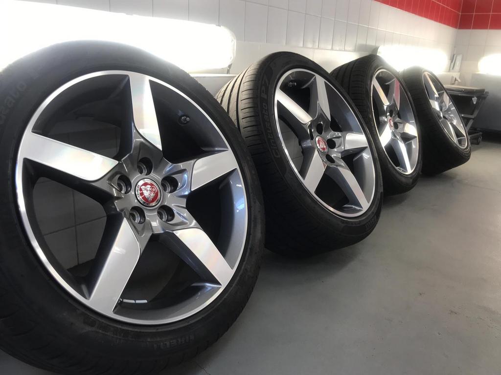 Zomervelgen en banden tbv Jaguar XE, Ophalen